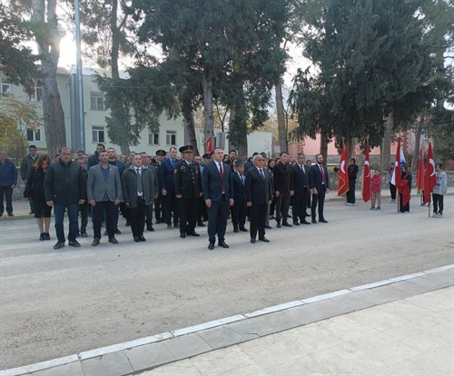 Kaymakamımız Sn. Hamza ERDEM, 10 Kasım Atatürk’ün vefatının 86. Yıl dönümü münasebetiyle düzenlenen Çelenk sunma törenine katıldı.